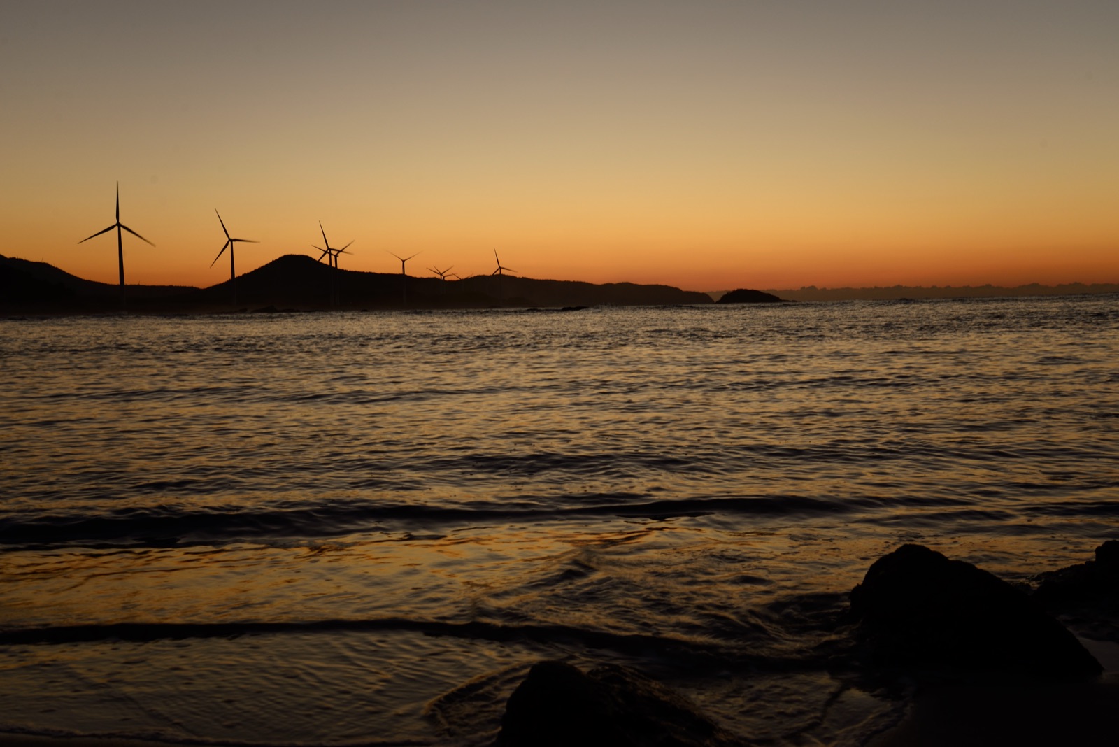 黒松町から望む冬の日本海の夕焼け