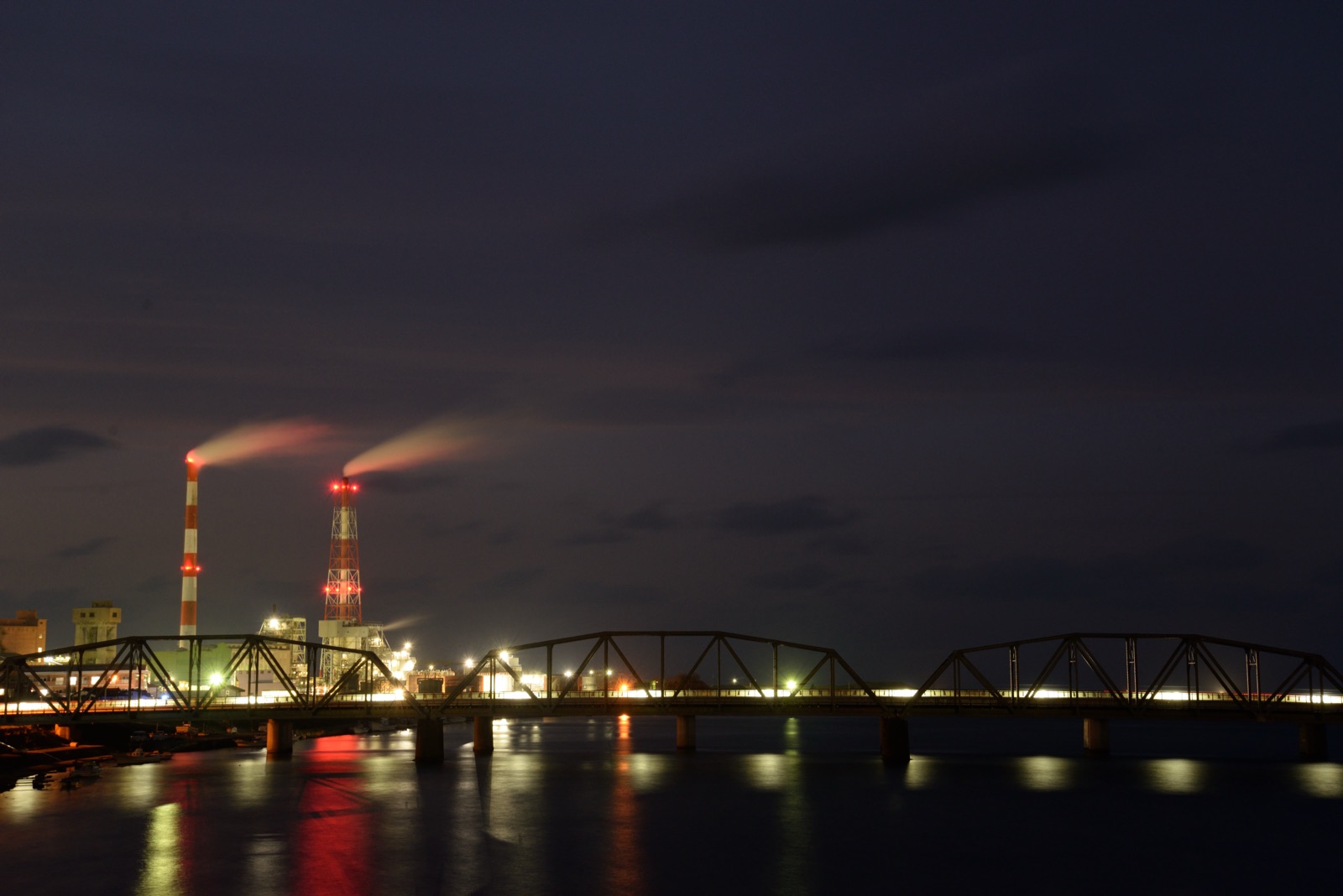 新江川橋から望む江の川の夜景